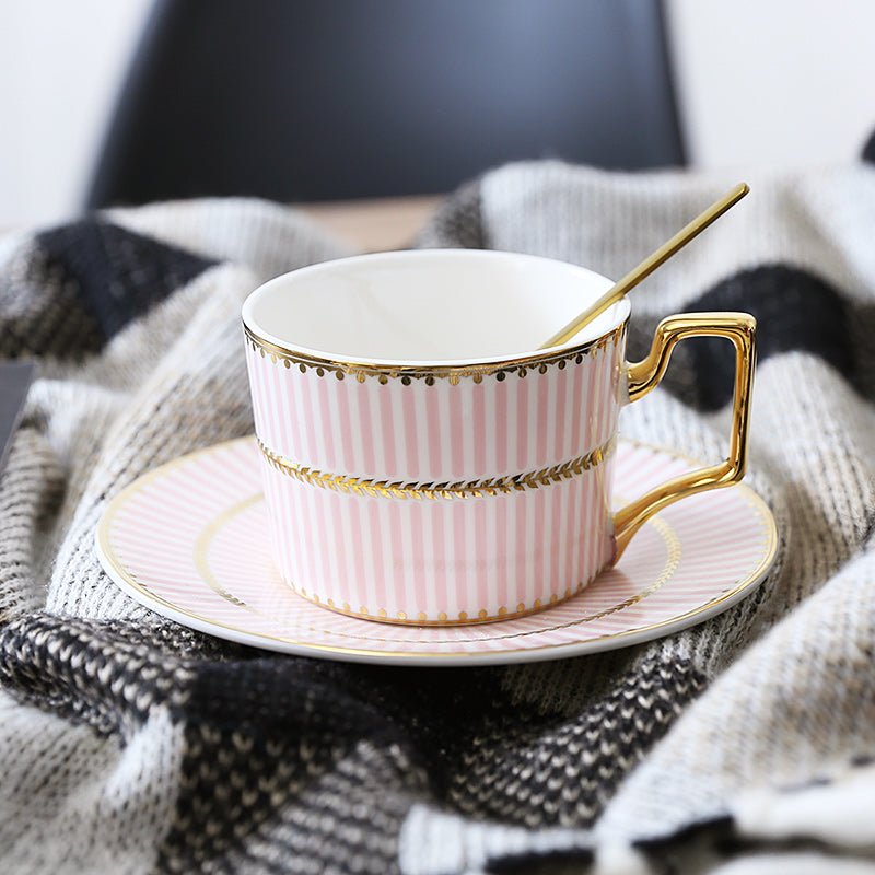 Gemustertes Teetassen-Set mit Goldenen Griffen und Untertasse - Teetassen - Rosa - Voldeva