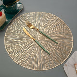 Geometrische Tischsets mit dekorativen Mustern