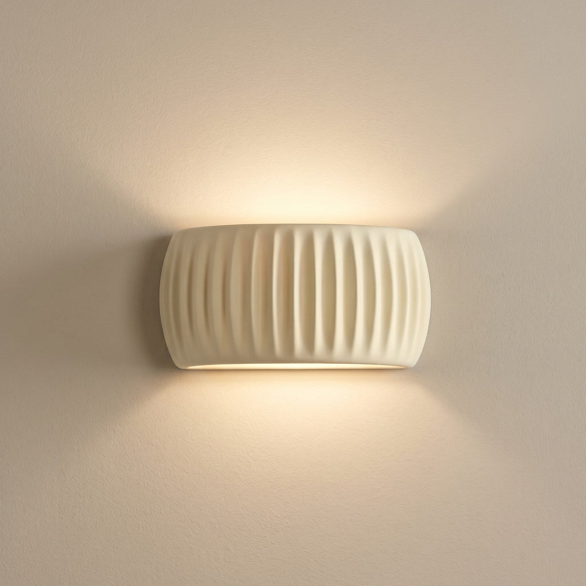 Gerillte LED Wandleuchte mit Keramikoptik - Wall Light Fixtures - Beige - Voldeva
