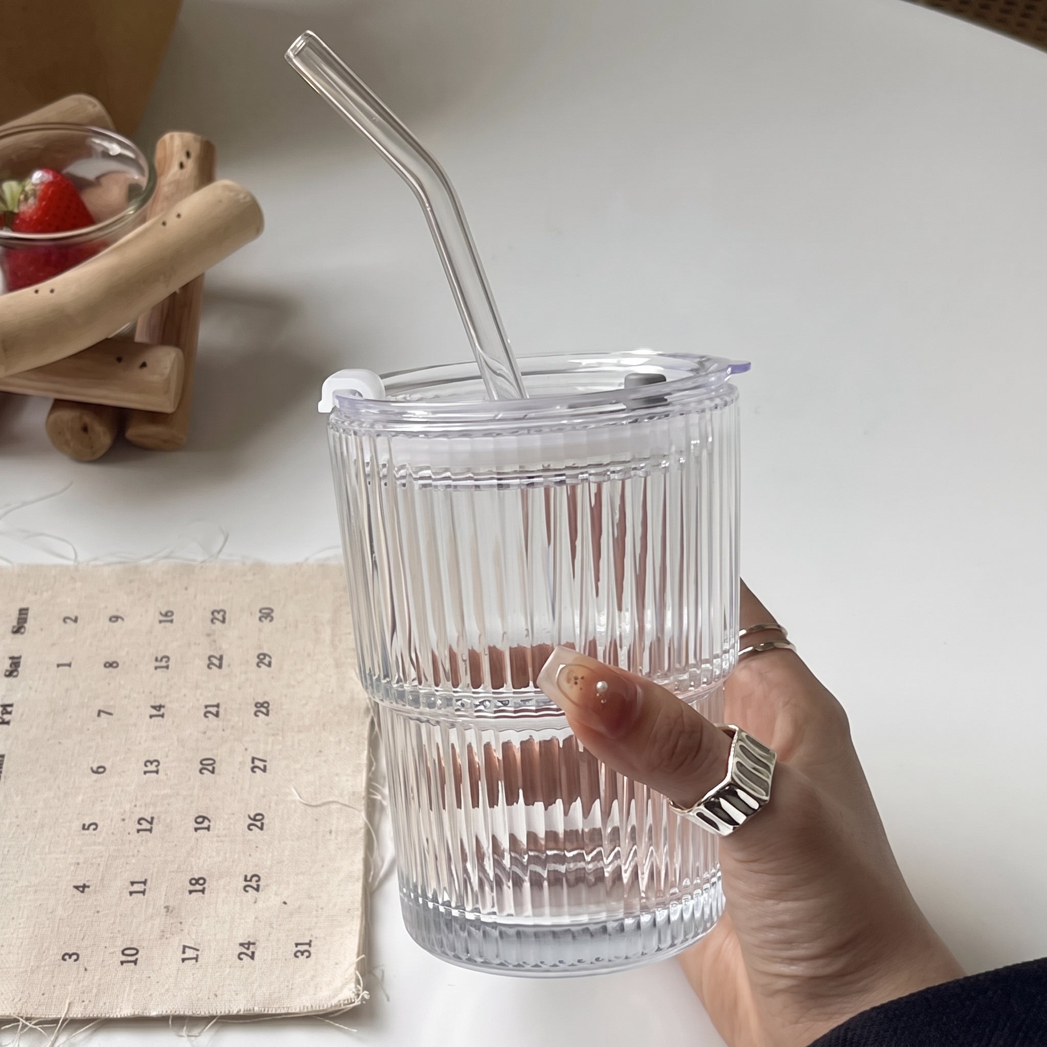 Geripptes To-Go Glas mit Deckel und Trinkhalm - Travel Mugs - Klein (400 ml) - Voldeva