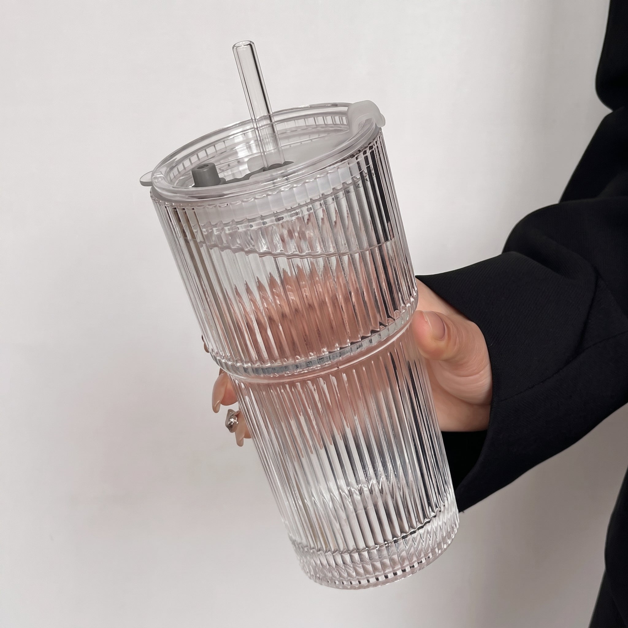 Geripptes To-Go Glas mit Deckel und Trinkhalm - Travel Mugs - Groß (560 ml) - Voldeva