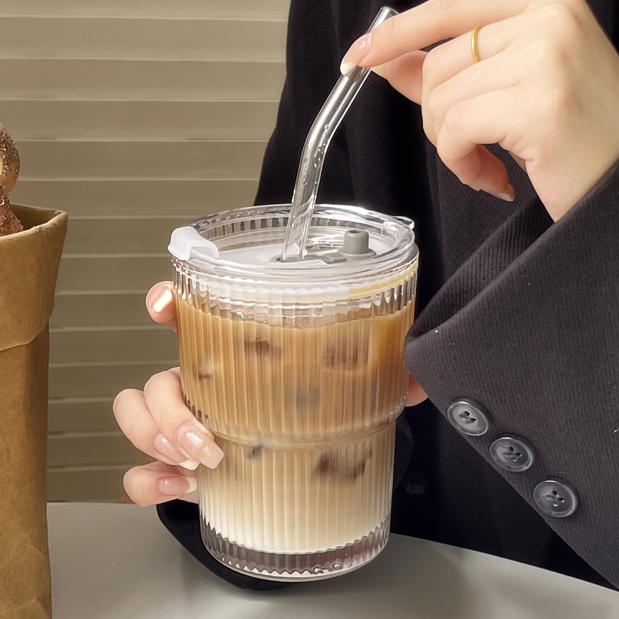 Geripptes To-Go Glas mit Deckel und Trinkhalm - Travel Mugs - Klein (400 ml) - Voldeva