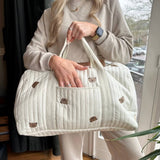 Gesteppte Reisetasche mit Stickdesign