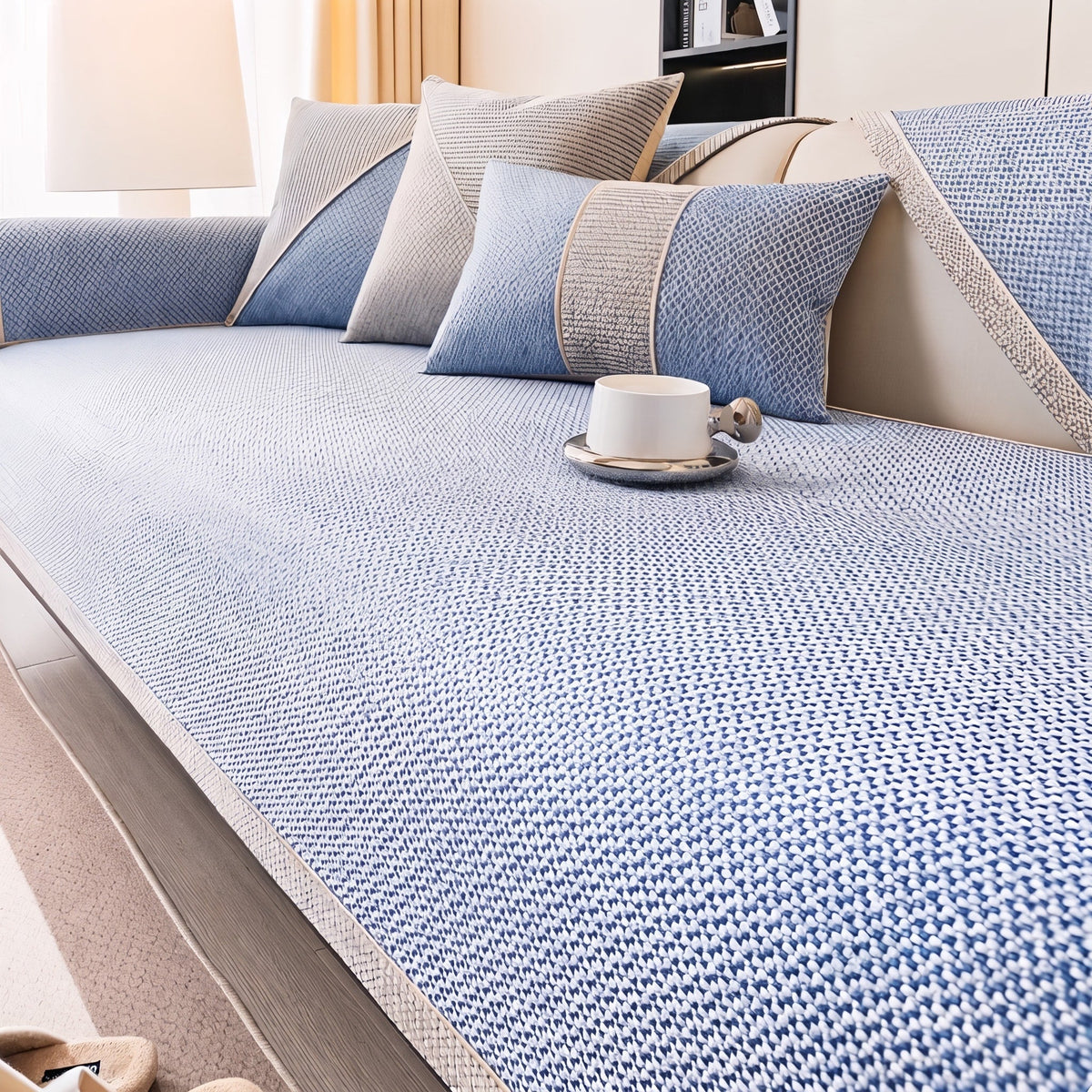 Gestrickter Sofaüberwurf mit rutschfester Struktur und edlem Finish - Slipcovers - Blau - Voldeva