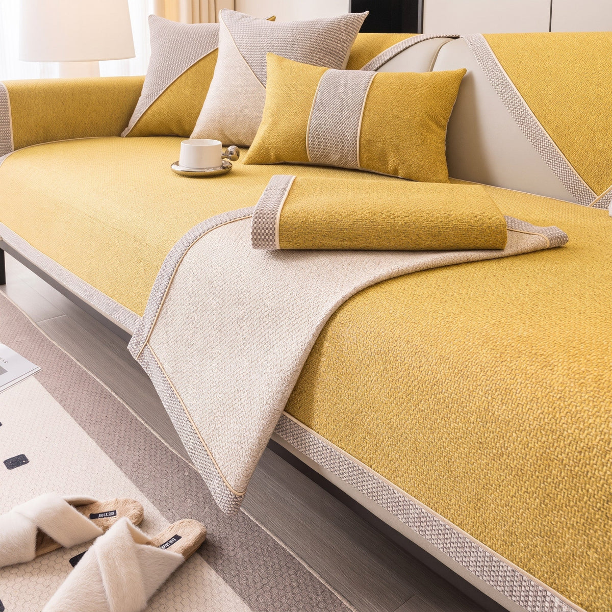 Gestrickter Sofaüberwurf mit rutschfester Struktur und edlem Finish - Slipcovers - Gelb - Voldeva