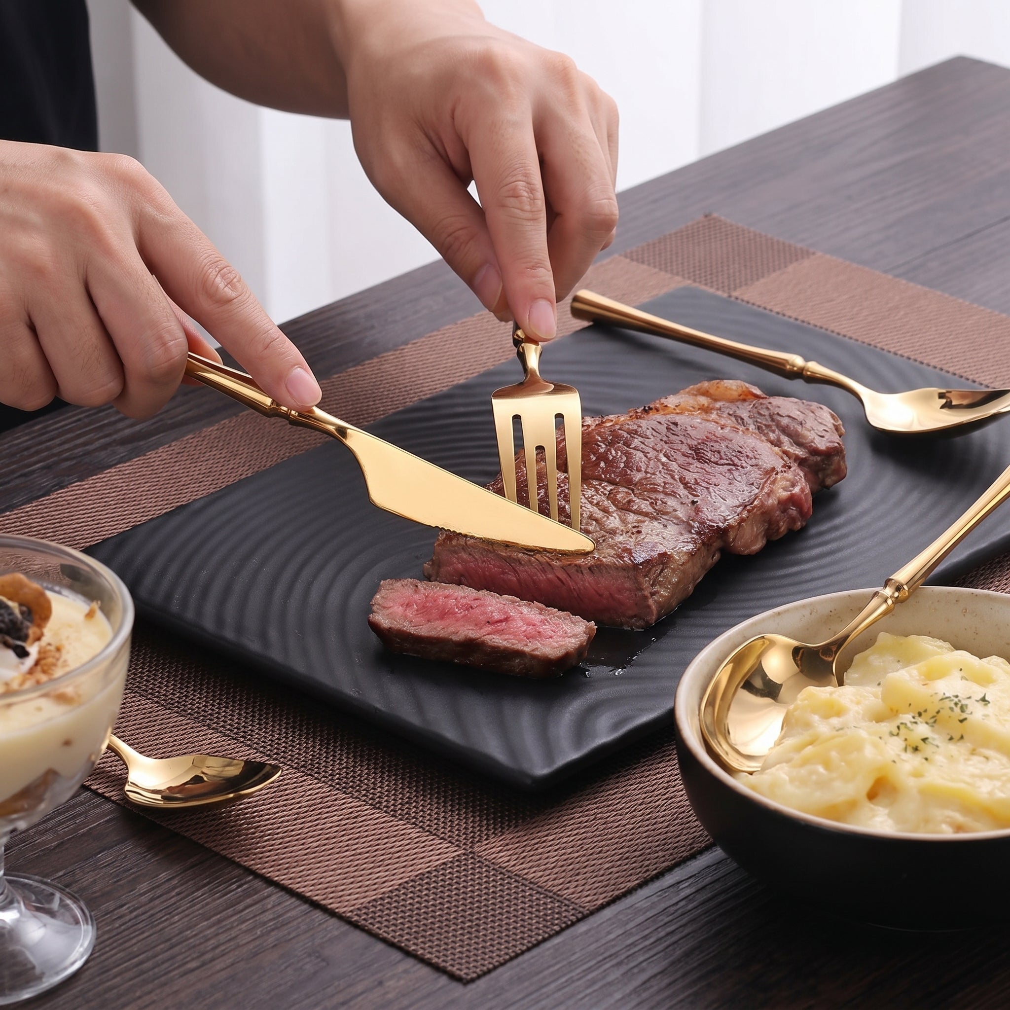Goldbesteckset mit einem Löffel mit eckiger Spitze - Besteck - Set - 4 - Teilig - Voldeva