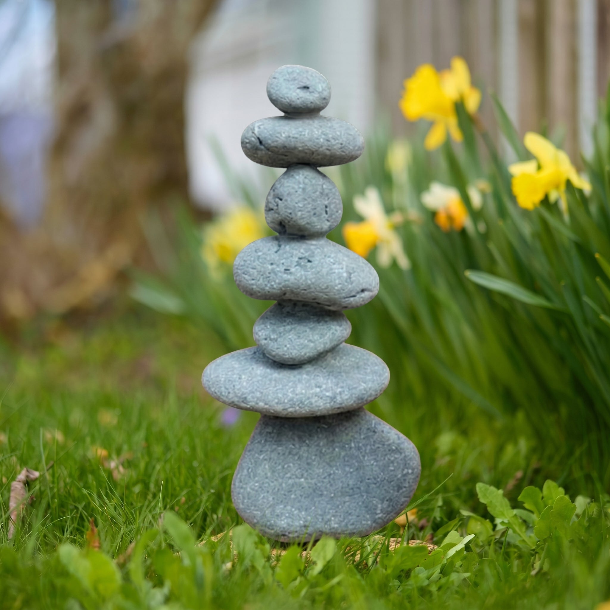 Handgefertigte Kalkstein Cairn Skulptur für Gartendekoration - Cairn - Gartenstatue - Voldeva