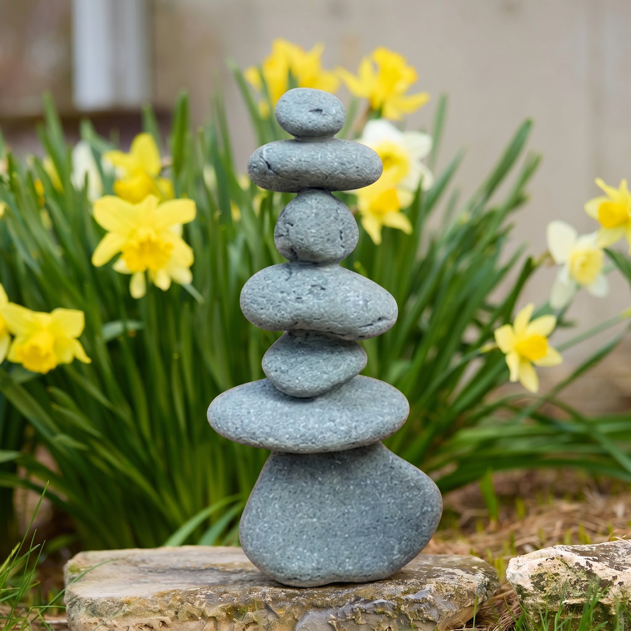 Handgefertigte Kalkstein Cairn Skulptur für Gartendekoration - Cairn - Gartenstatue - Voldeva