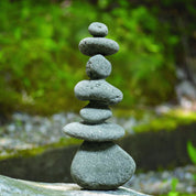 Handgefertigte Kalkstein Cairn Skulptur für Gartendekoration - Cairn - Gartenstatue - Voldeva