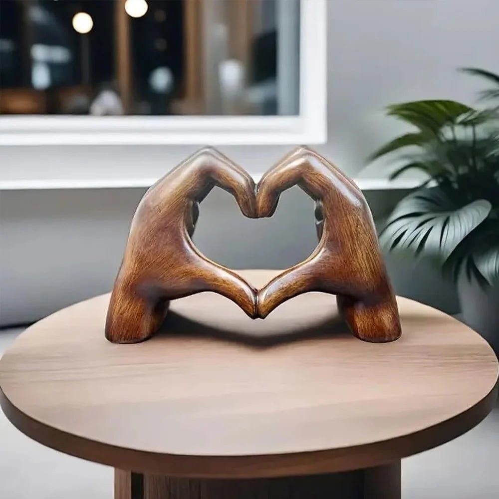 Herz Dekofigur in Handform für moderne Wohnräume - Figuren - Voldeva