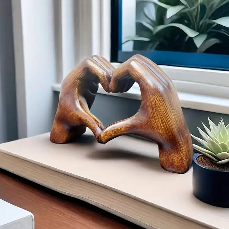 Herz Dekofigur in Handform für moderne Wohnräume - Figuren - Voldeva