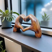 Herz Dekofigur in Handform für moderne Wohnräume - Figuren - Voldeva
