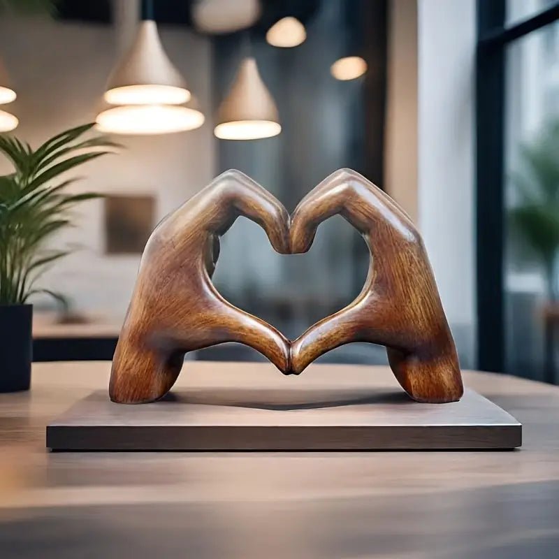 Herz Dekofigur in Handform für moderne Wohnräume - Figuren - Voldeva