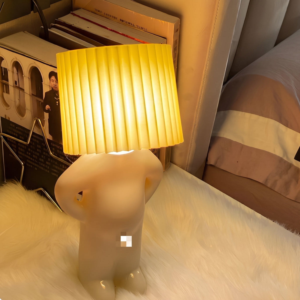 Human Figuren-Tischleuchte mit Plissee-Schirm - Table Lamps - Gelb - Voldeva