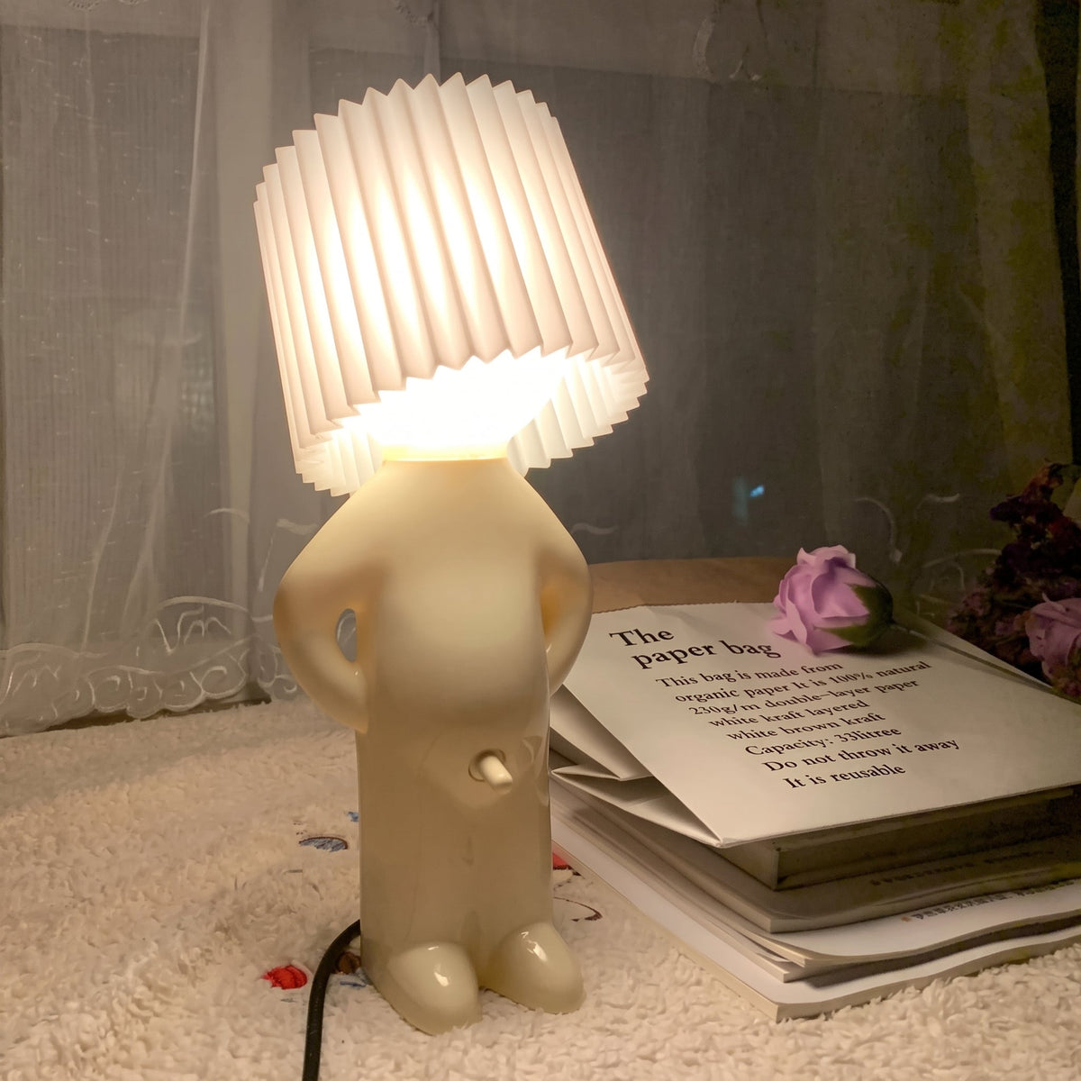 Human Figuren-Tischleuchte mit Plissee-Schirm - Table Lamps - Weiß - Voldeva