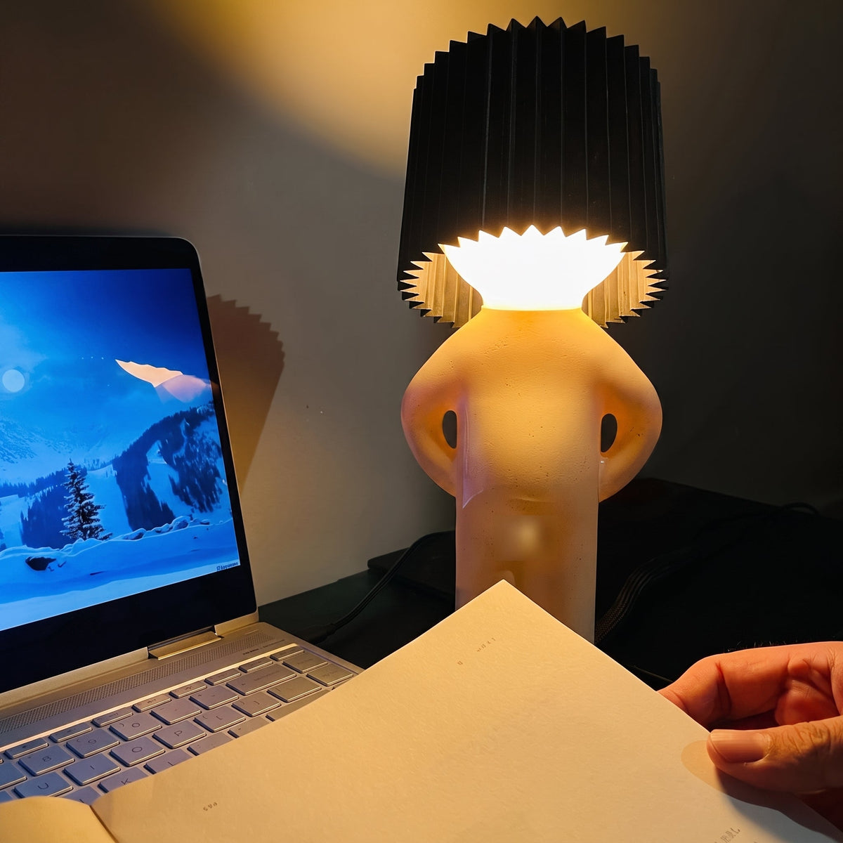 Human Figuren-Tischleuchte mit Plissee-Schirm - Table Lamps - Schwarz - Voldeva