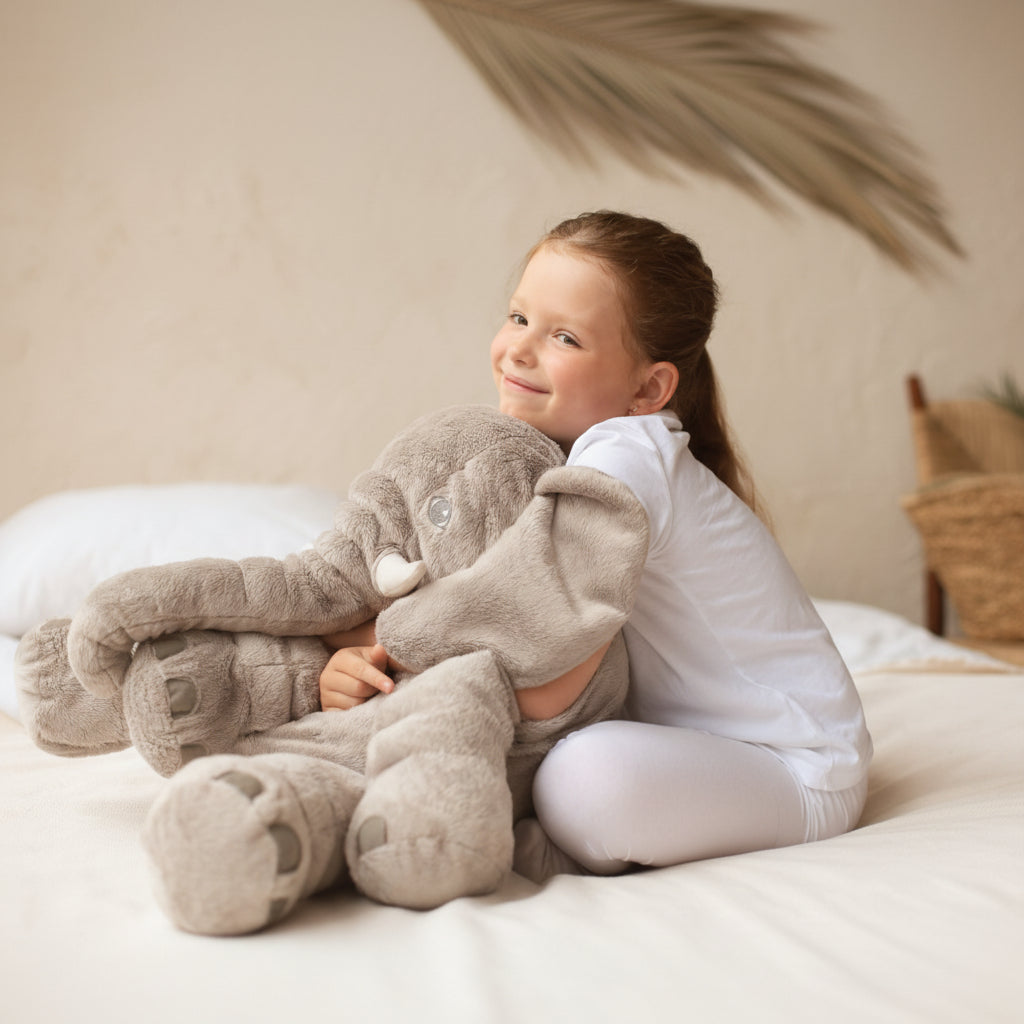Weiches Elefanten Kuscheltier als gemütliches Dekokissen