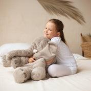 Weiches Elefanten Kuscheltier als gemütliches Dekokissen