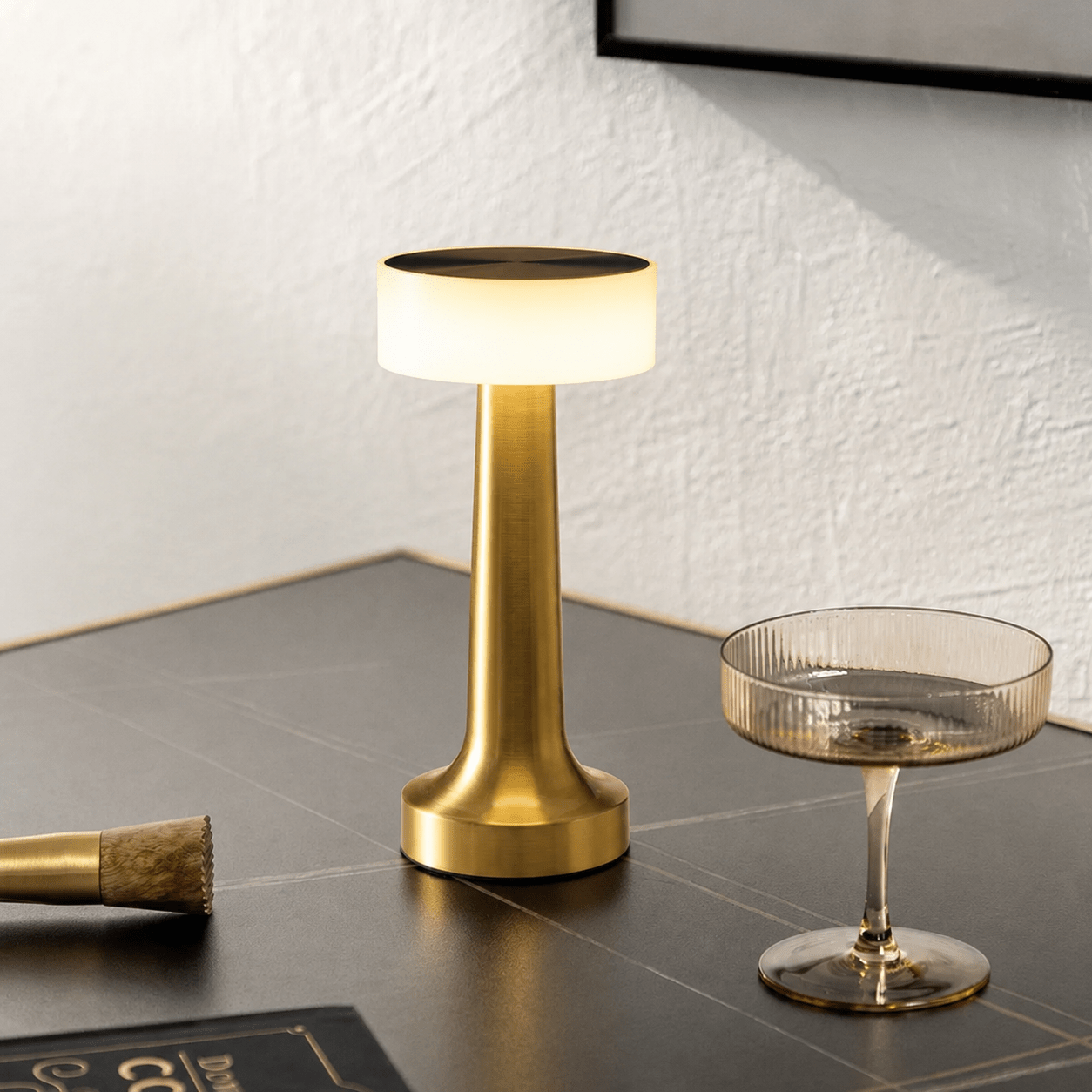 Kabellose LED Tischleuchte mit Rundem Schirm und Schlankem Standfuß - Tischlampen - Roségold - Voldeva