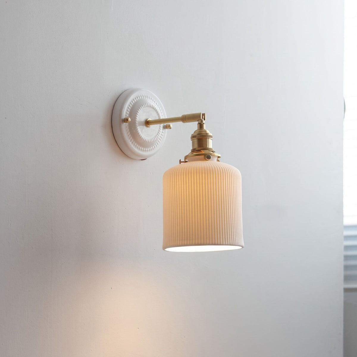 Keramik Wandleuchte im Vintage Design mit Messingarm - Wall Light Fixtures - Säule - Voldeva