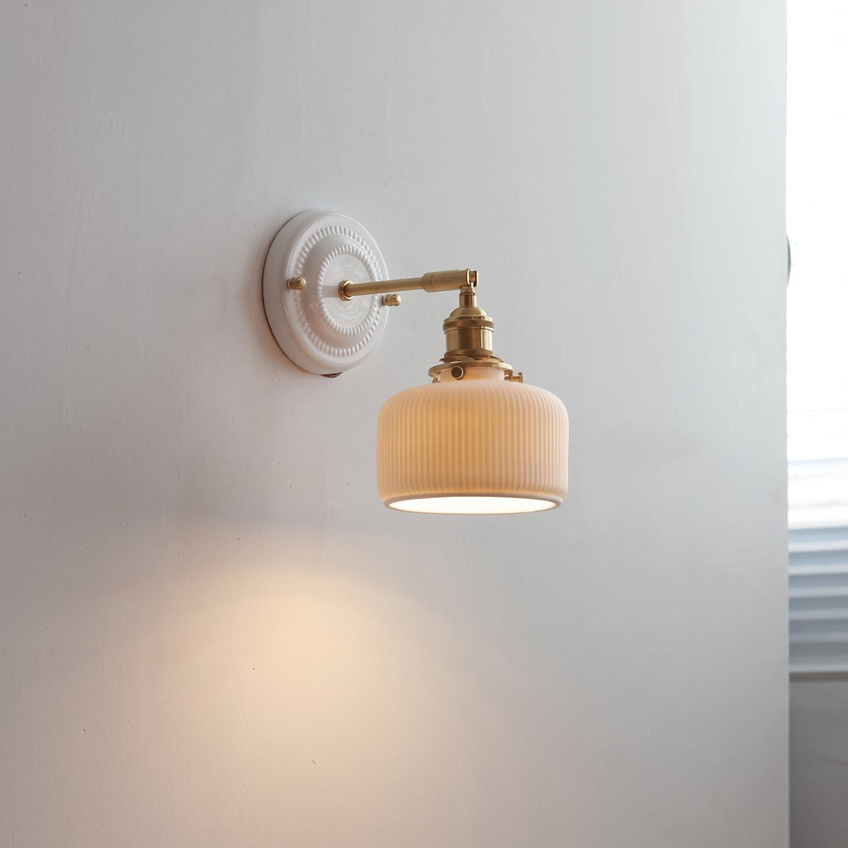 Keramik Wandleuchte im Vintage Design mit Messingarm - Wall Light Fixtures - Trommel - Voldeva