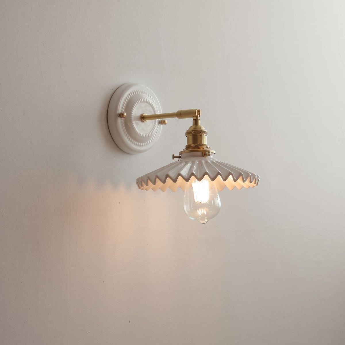 Keramik Wandleuchte im Vintage Design mit Messingarm - Wall Light Fixtures - Muschel - Voldeva