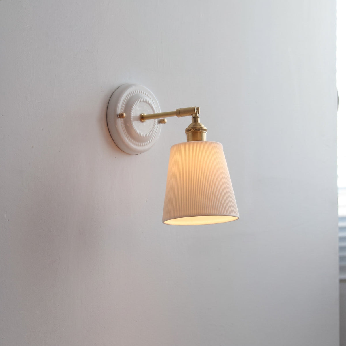 Keramik Wandleuchte im Vintage Design mit Messingarm - Wall Light Fixtures - Hut - Voldeva