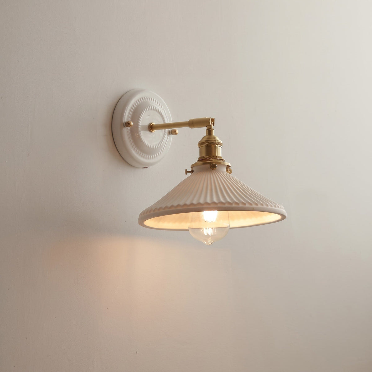 Keramik Wandleuchte im Vintage Design mit Messingarm - Wall Light Fixtures - Hut - Voldeva