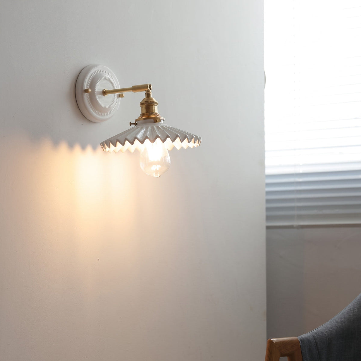 Keramik Wandleuchte im Vintage Design mit Messingarm - Wall Light Fixtures - Muschel - Voldeva
