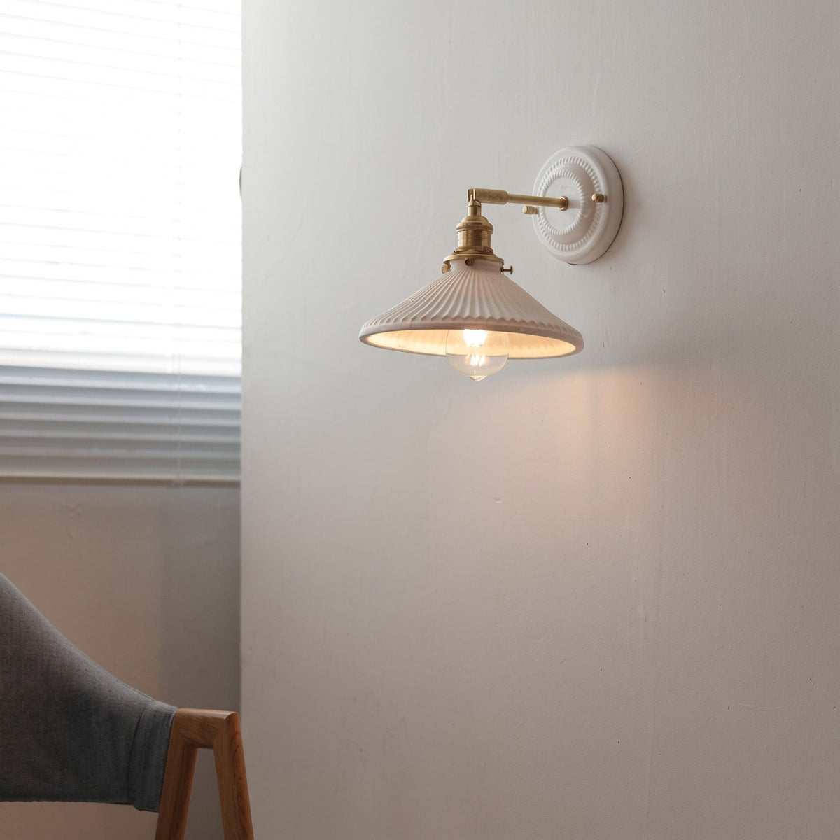 Keramik Wandleuchte im Vintage Design mit Messingarm - Wall Light Fixtures - Hut - Voldeva