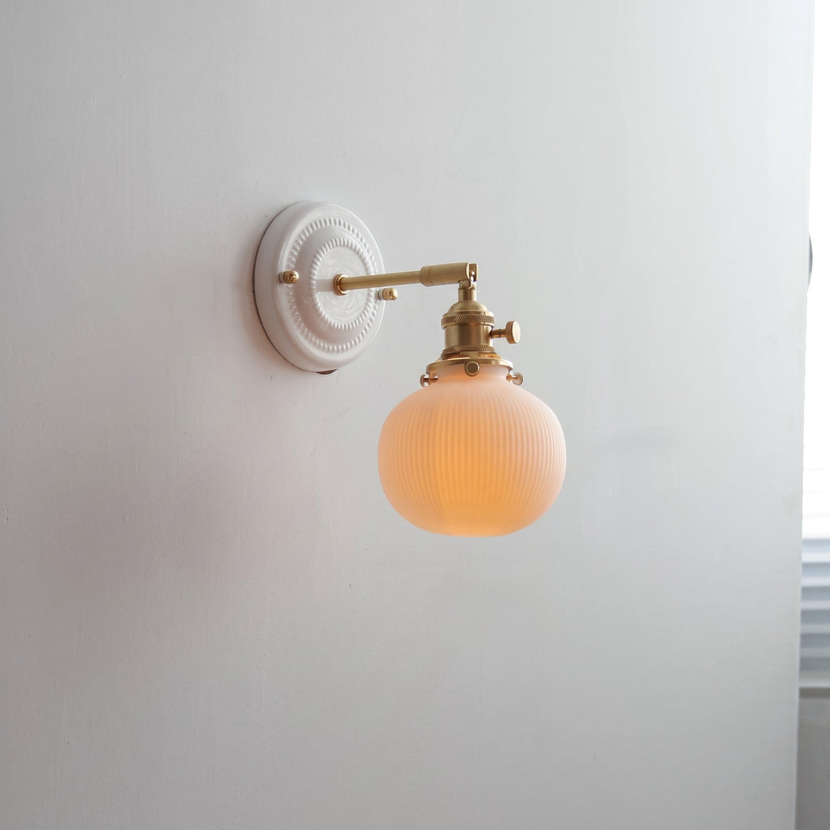 Keramik Wandleuchte im Vintage Design mit Messingarm - Wall Light Fixtures - Melone - Voldeva
