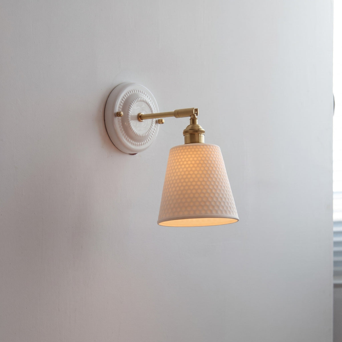 Keramik Wandleuchte im Vintage Design mit Messingarm - Wall Light Fixtures - Wabe - Voldeva