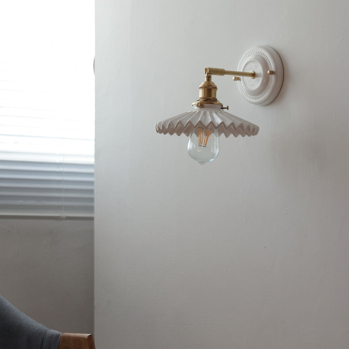 Keramik Wandleuchte im Vintage Design mit Messingarm - Wall Light Fixtures - Muschel - Voldeva
