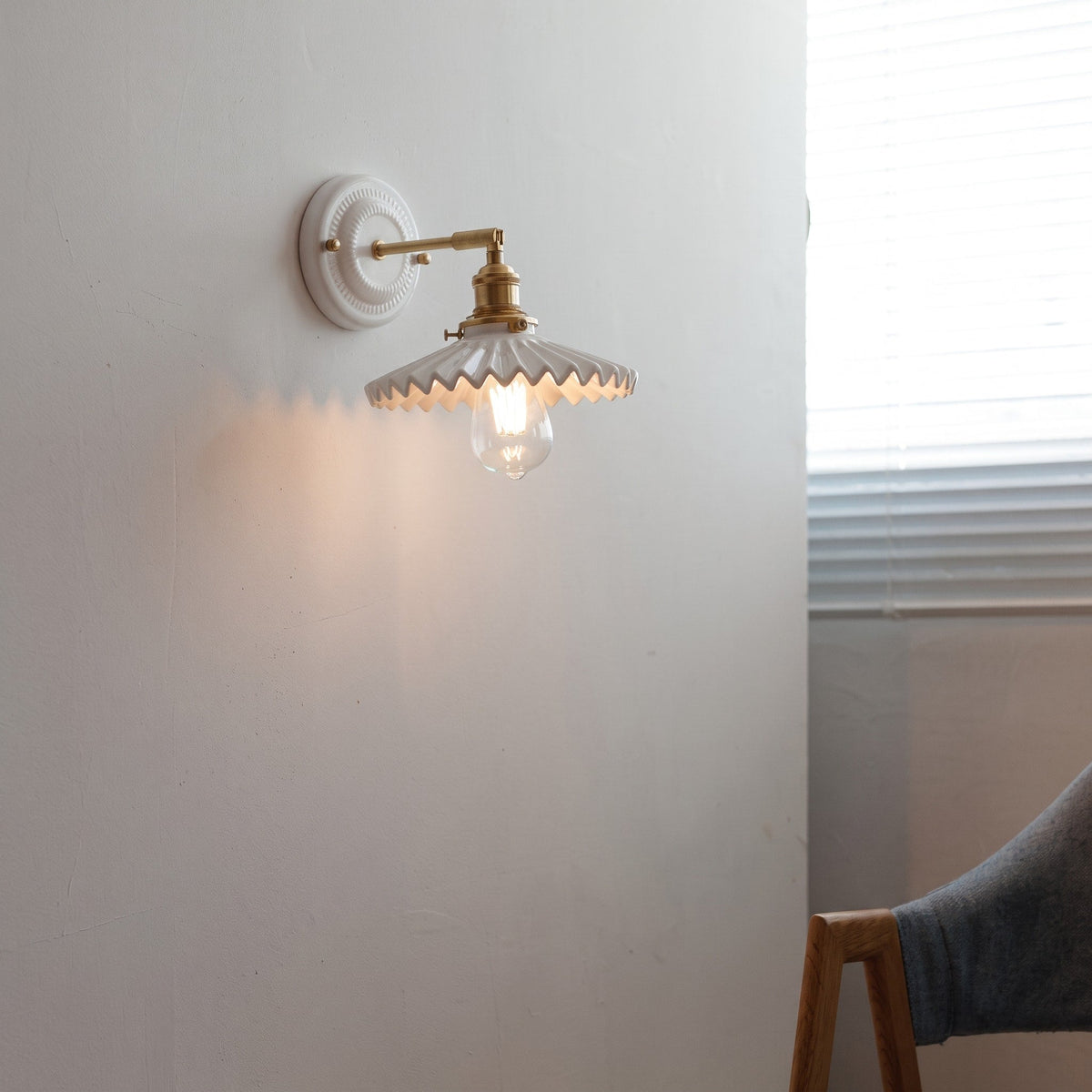 Keramik Wandleuchte im Vintage Design mit Messingarm - Wall Light Fixtures - Muschel - Voldeva