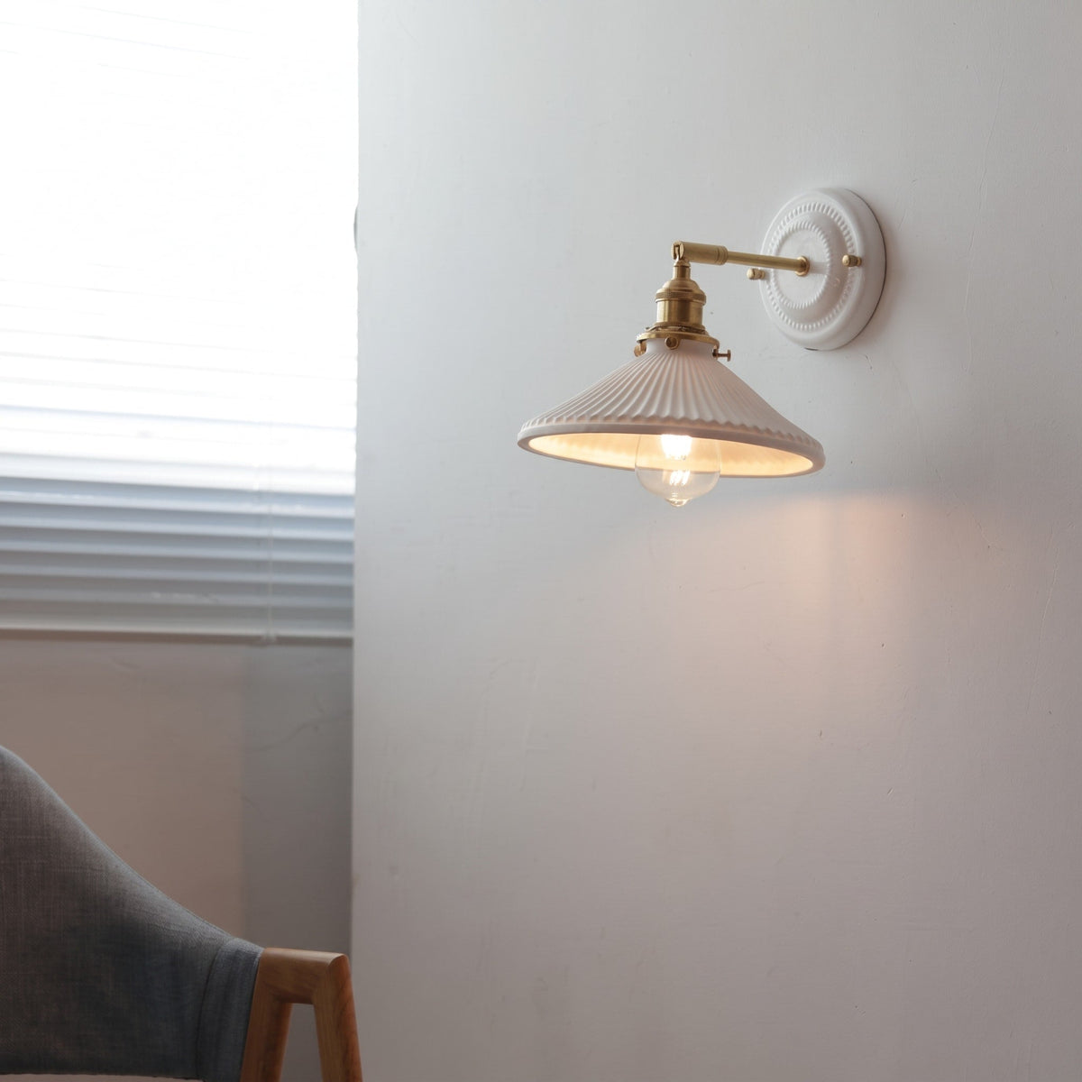 Keramik Wandleuchte im Vintage Design mit Messingarm - Wall Light Fixtures - Hut - Voldeva