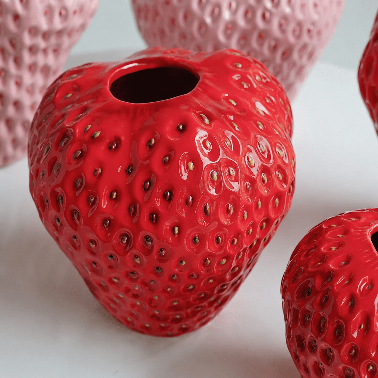 Keramikvase in Erdbeerform für Blumen und Tischdeko - Vases - Rot - Voldeva