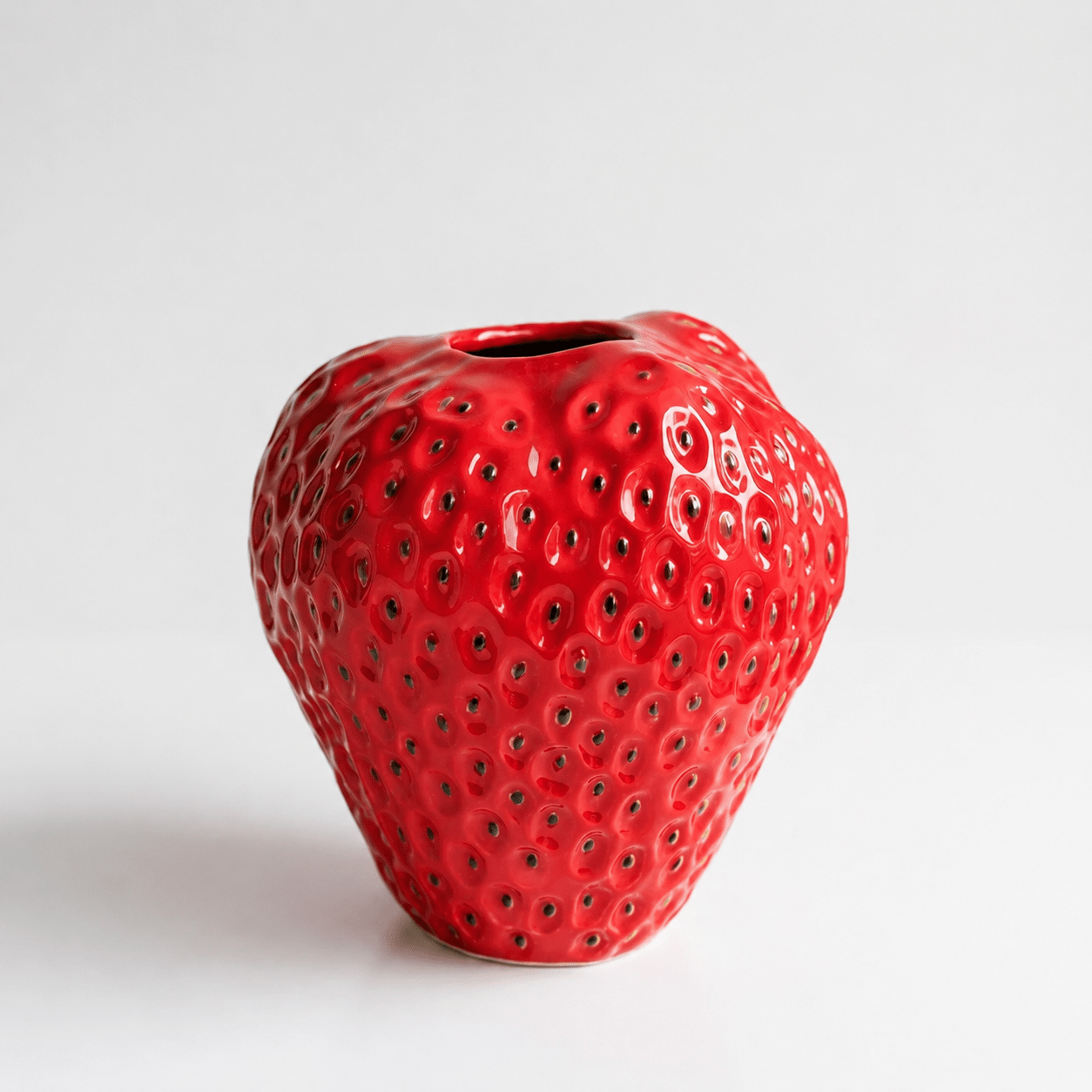 Keramikvase in Erdbeerform für Blumen und Tischdeko - Vases - Rot - Voldeva