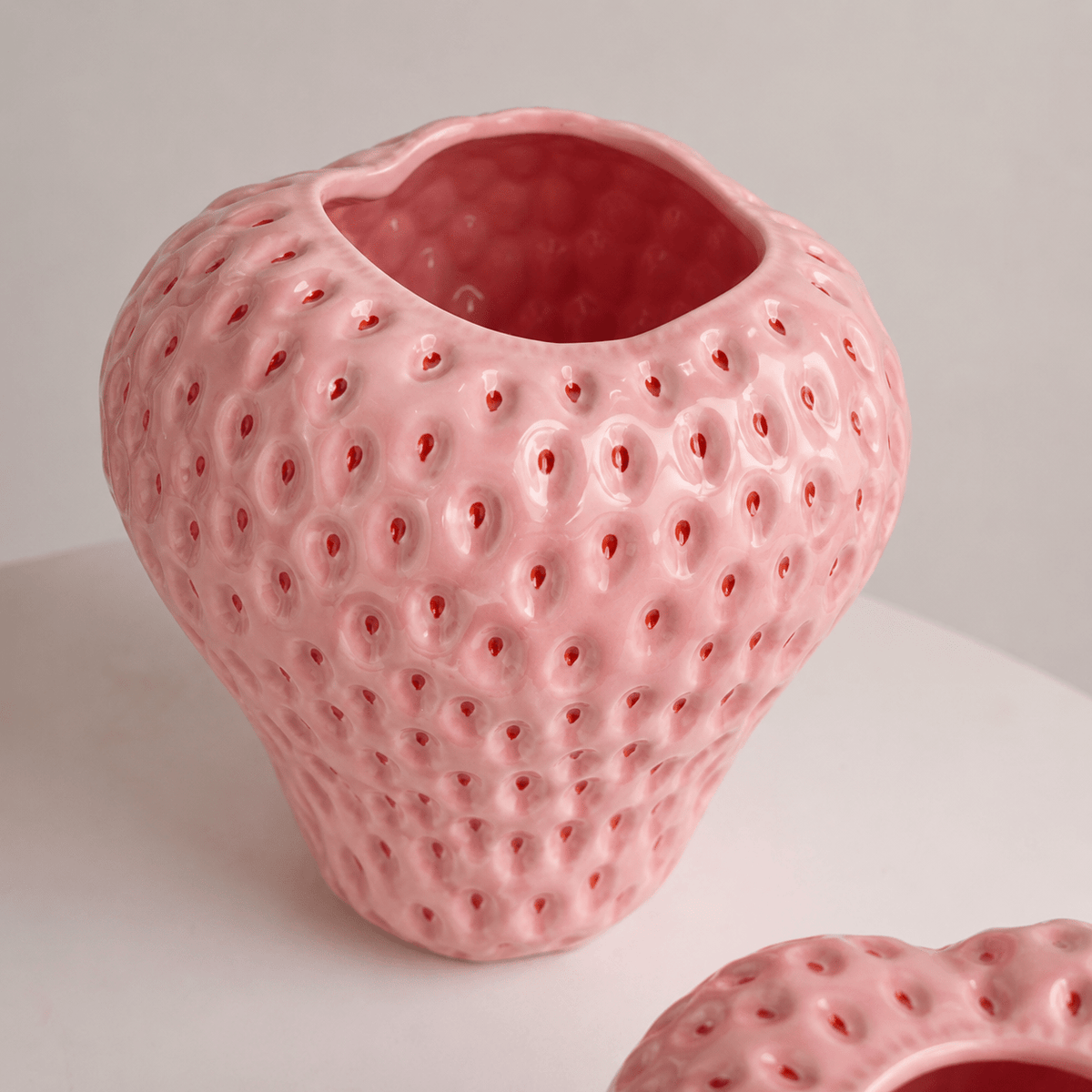 Keramikvase in Erdbeerform für Blumen und Tischdeko - Vases - Rosa - Voldeva