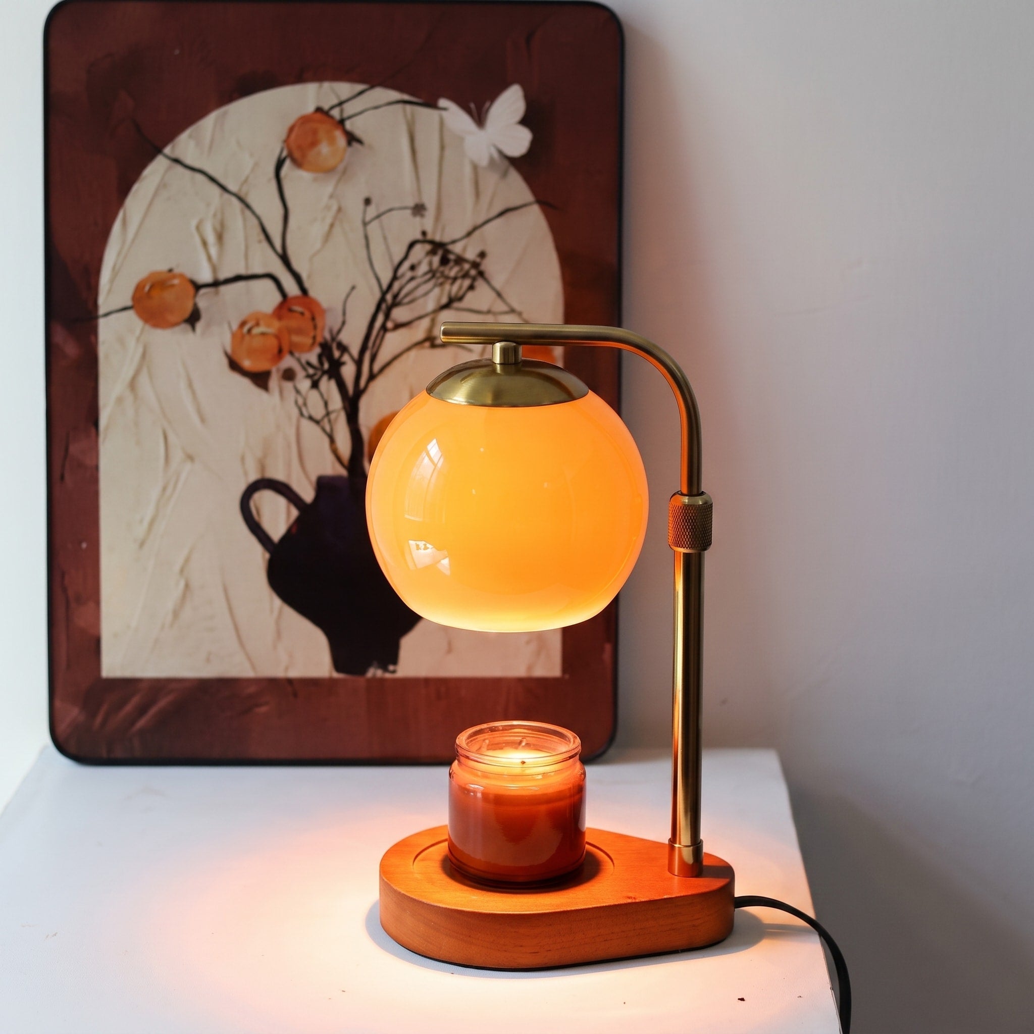 Kerzenwärmer Lampe mit Glaskugel Design und Holzsockel - Table Lamps - Orange - Voldeva