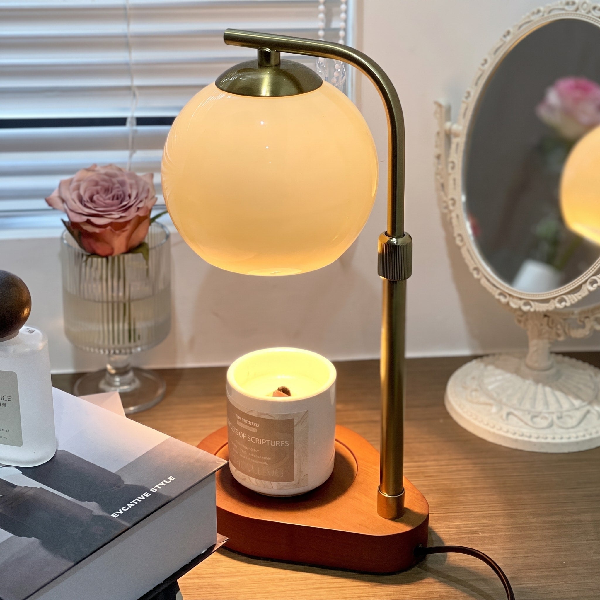 Kerzenwärmer Lampe mit Glaskugel Design und Holzsockel - Table Lamps - Beige - Voldeva