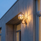Klassische Außenwandlampe im Globe-Laternen-Stil