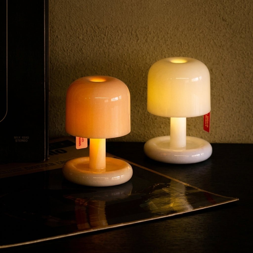 Kompakte Retro Tischlampe mit Rundsockel und Pilzhut-Schirm - Tischlampe - Voldeva