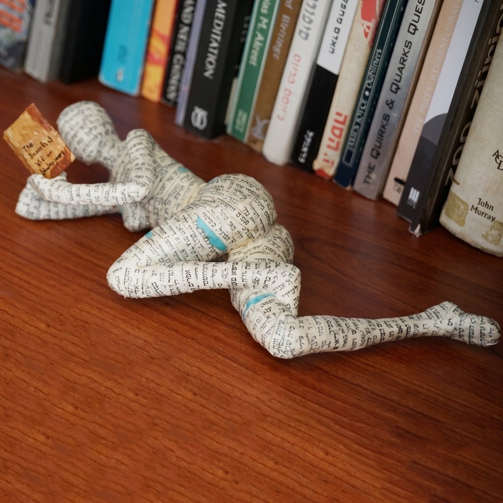 Kreative Abstrakte Buchliebhaber Sitzende & Liegende Figur Skulptur - Figuren - Liegend - Voldeva