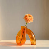 Kurvenförmige Vase mit Kerzenhalter