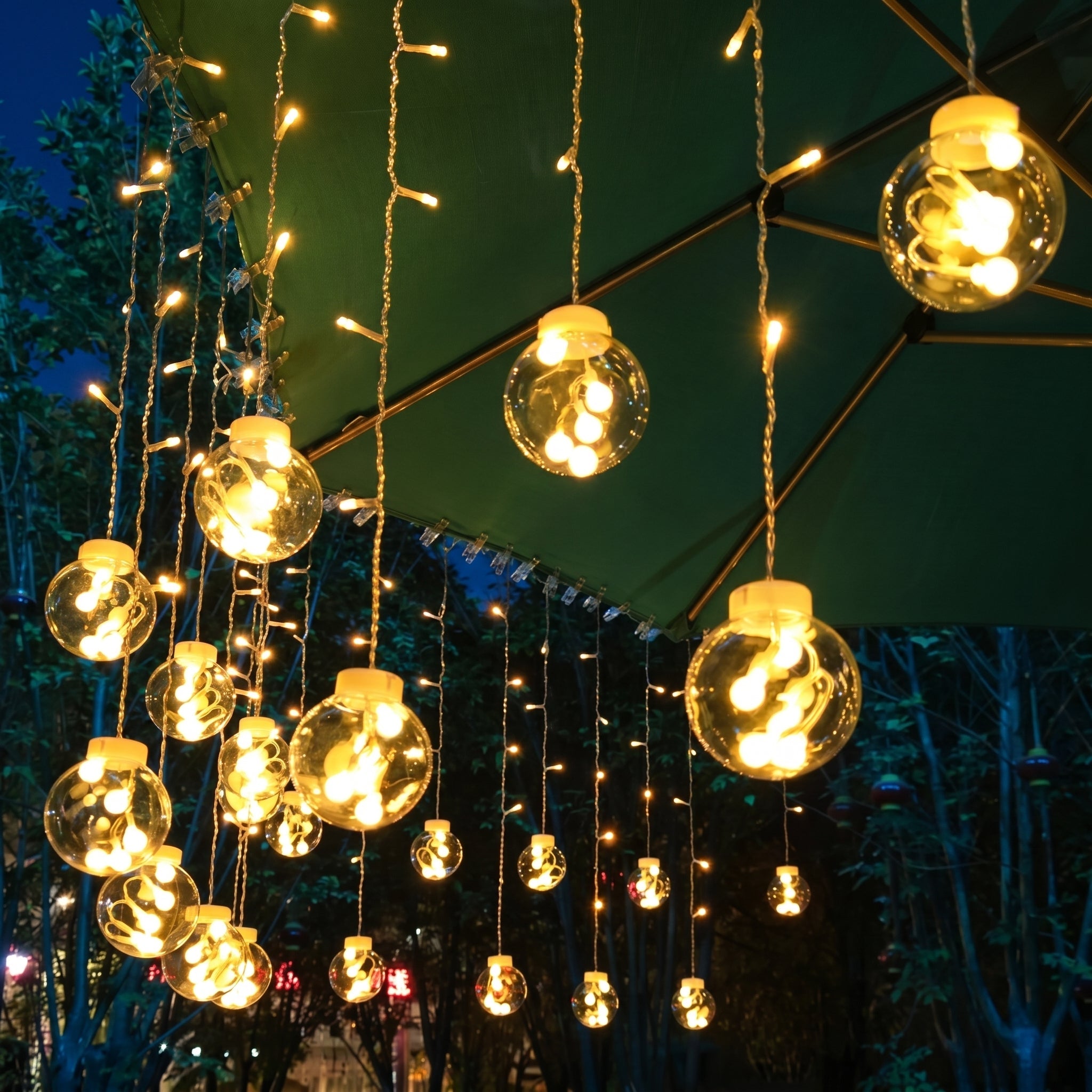 LED - Lichtervorhang mit hängenden Glaskugeln für Innen und Außen - Beleuchtung - Voldeva