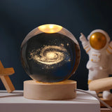 Leuchtende 3D Kristallkugel Tischlampe Galaxie Motiv