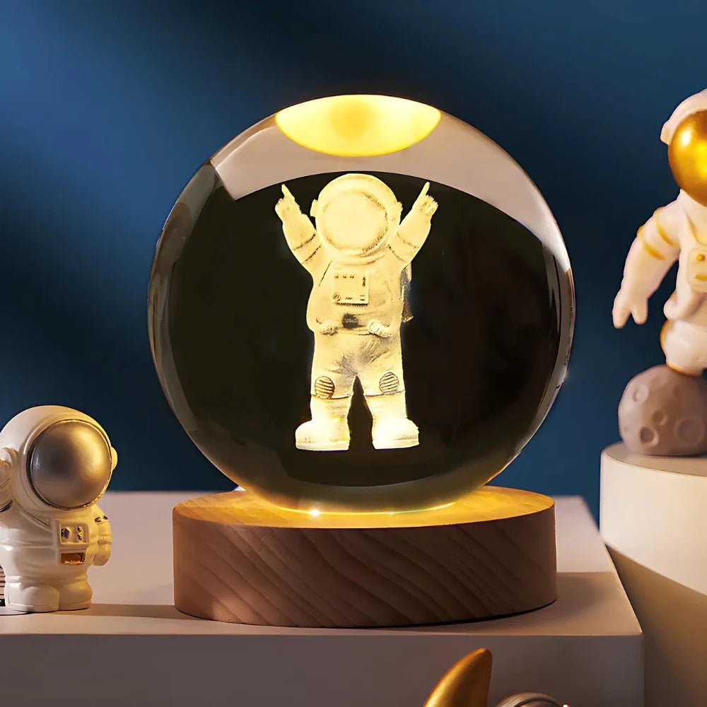 Leuchtende 3D Kristallkugel Tischlampe Galaxie Motiv - Tischlampe - Astronaut - Voldeva