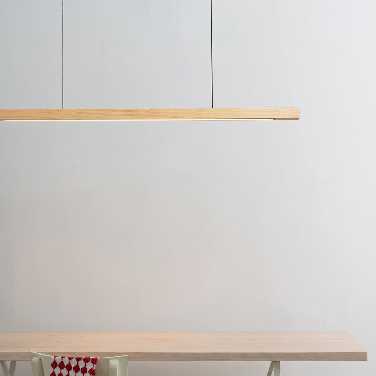 Lineare LED-Pendelleuchte mit schlankem Holzbalken für Esstisch - Pendant Light Fixtures - Beige - Voldeva