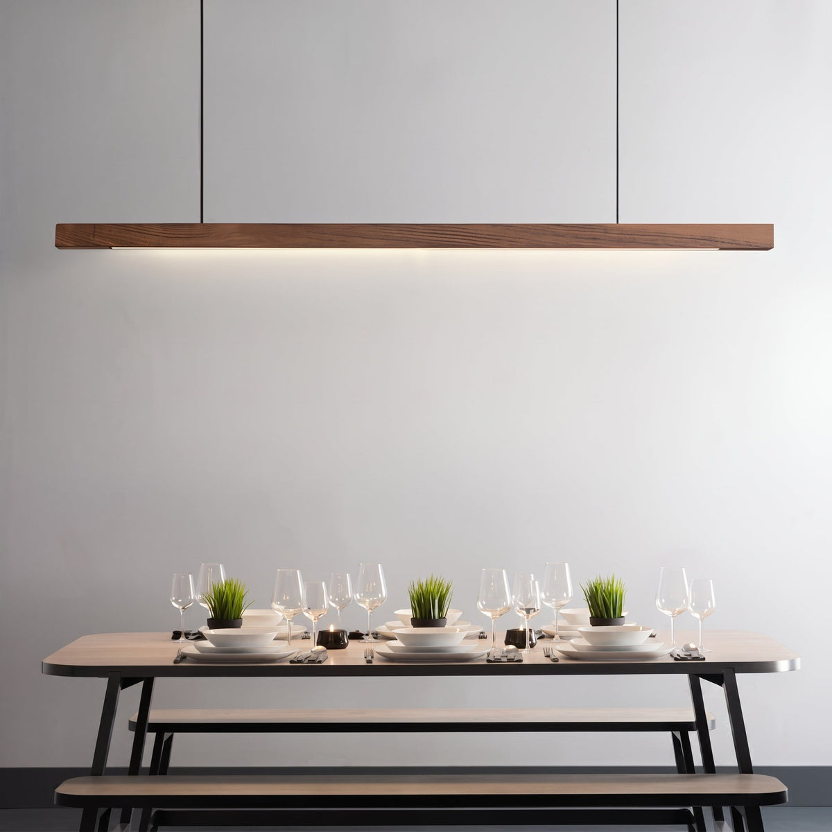 Lineare LED-Pendelleuchte mit schlankem Holzbalken für Esstisch - Pendant Light Fixtures - Braun - Voldeva