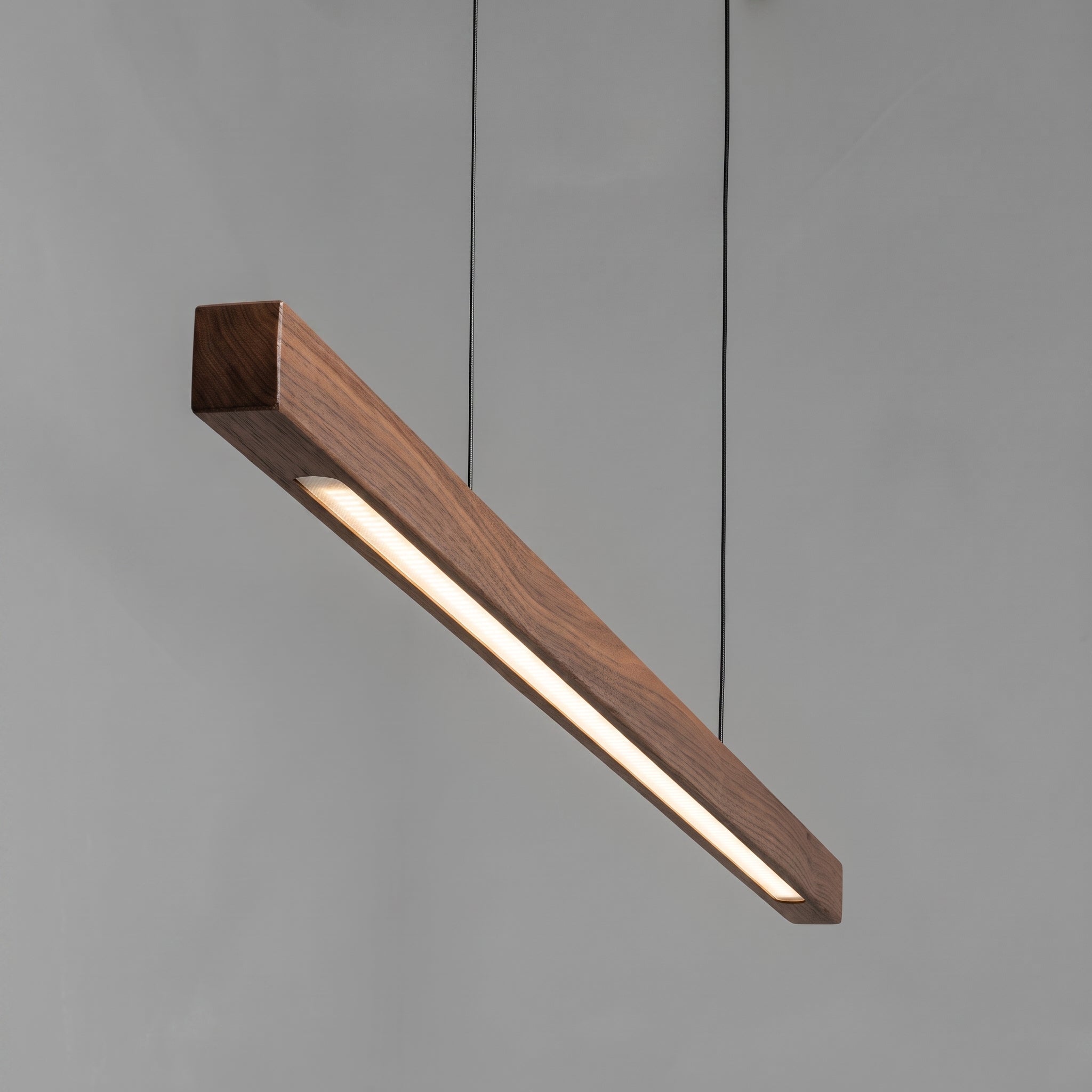 Lineare LED-Pendelleuchte mit schlankem Holzbalken für Esstisch - Pendant Light Fixtures - Braun - Voldeva